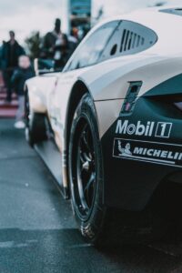 Rennfahrzeug mit Fokus auf Safety Development & Prozessoptimierung für Automotive E/E-Systeme